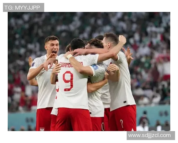 足球三大球星的传奇人生与辉煌成就解析：从草根到顶峰的奋斗历程