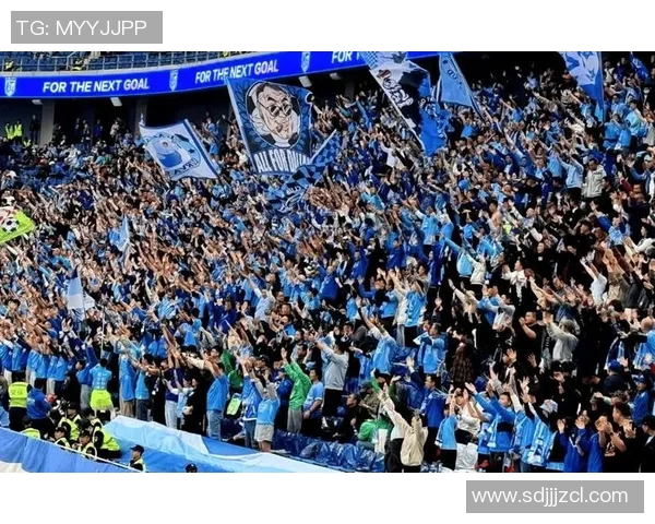 足球巨星炫酷花式秀场展现技巧魅力引爆球迷热情